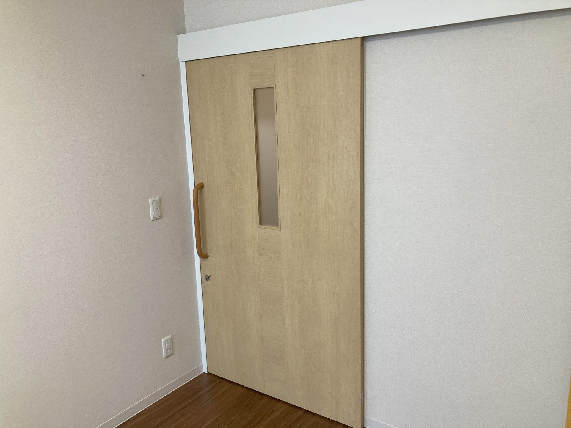 木目調の扉の個室入口