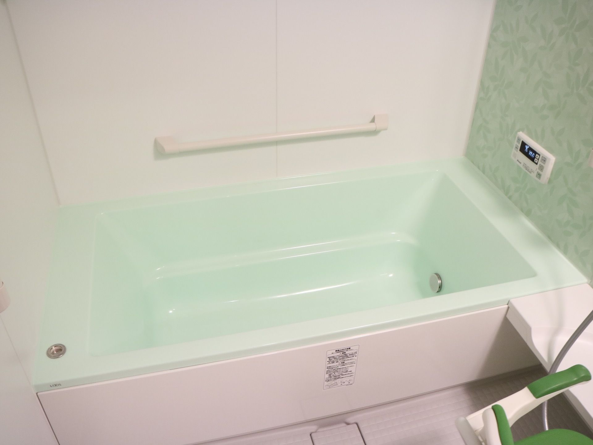 完全個室になる浴室は、リラックスできるアースカラーで統一している。脚を十分に伸ばせる大きさの浴槽で、一日の疲れを癒すことができる。