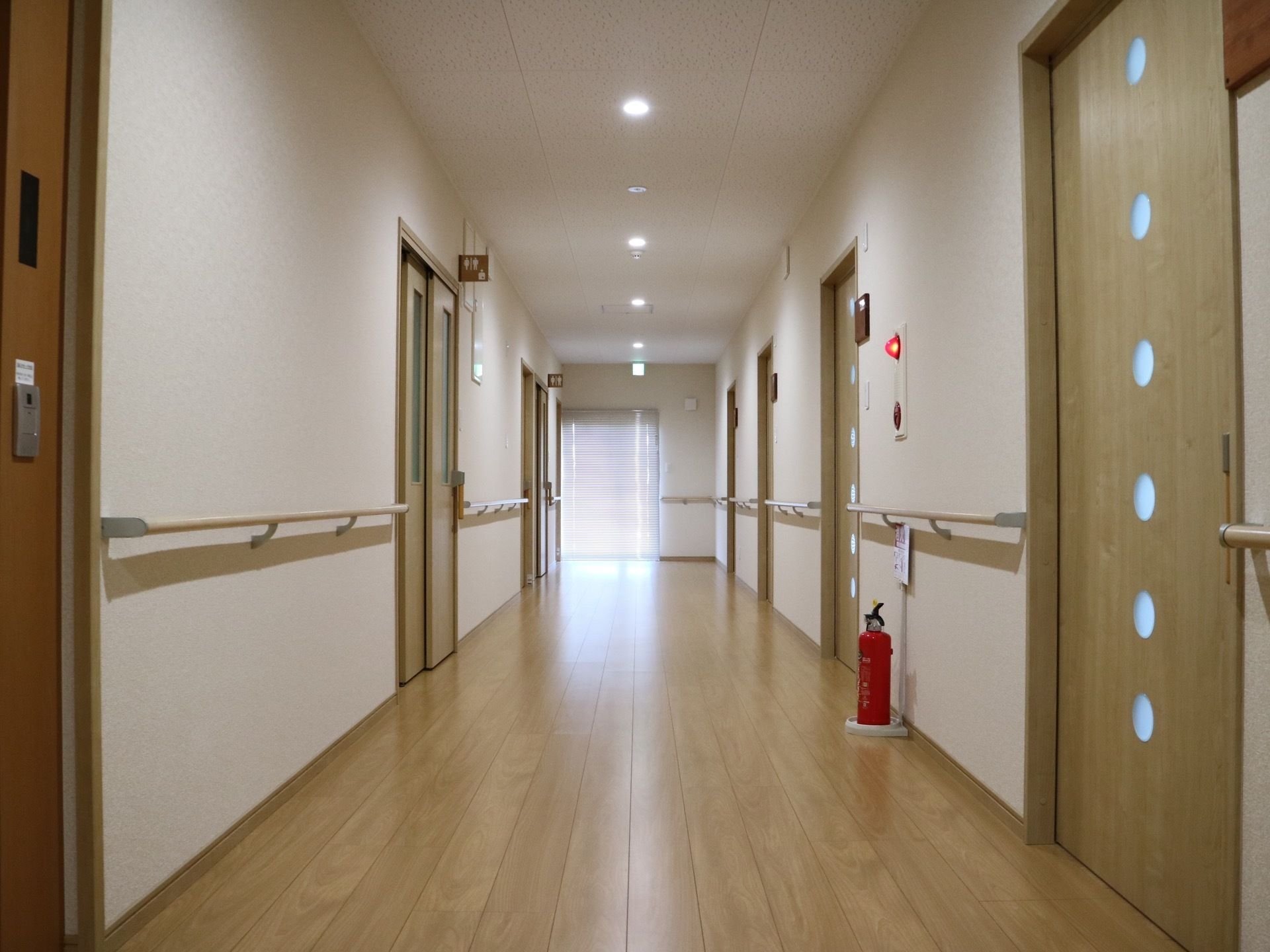 木の温もりを感じられる通路である。手すりを備え、安全に歩行できるようにしている。火災報知器と消火器を常設している。