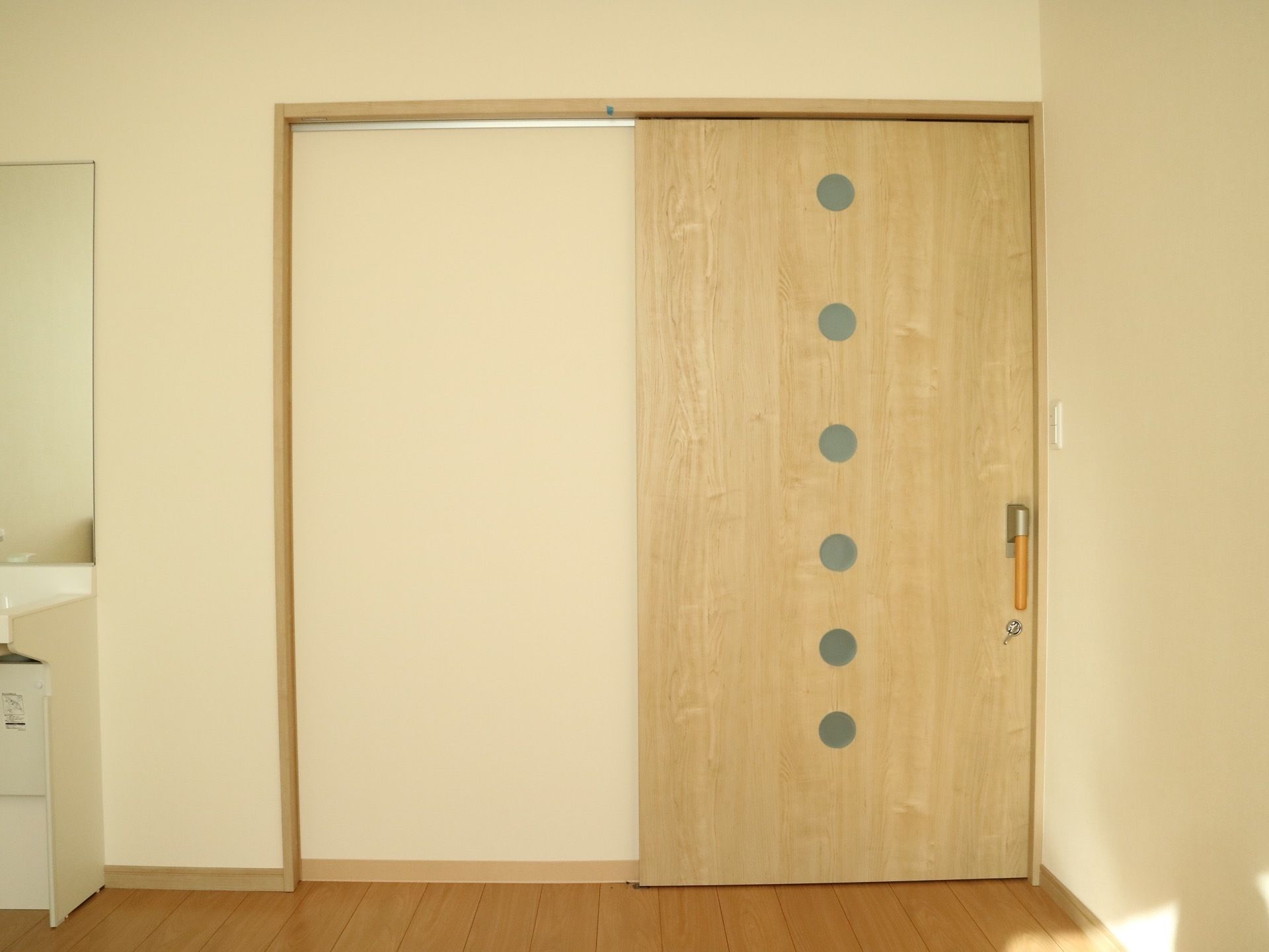各居室の扉は大きく開閉する引き戸を設置している。施設はオールバリアフリーのため、自由に移動することができる。