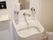 トイレ内に洗面台を設置し、トイレ後の手洗いをすぐに行えるようにしている。センサー式で水が出るため、使用しやすく便利である。