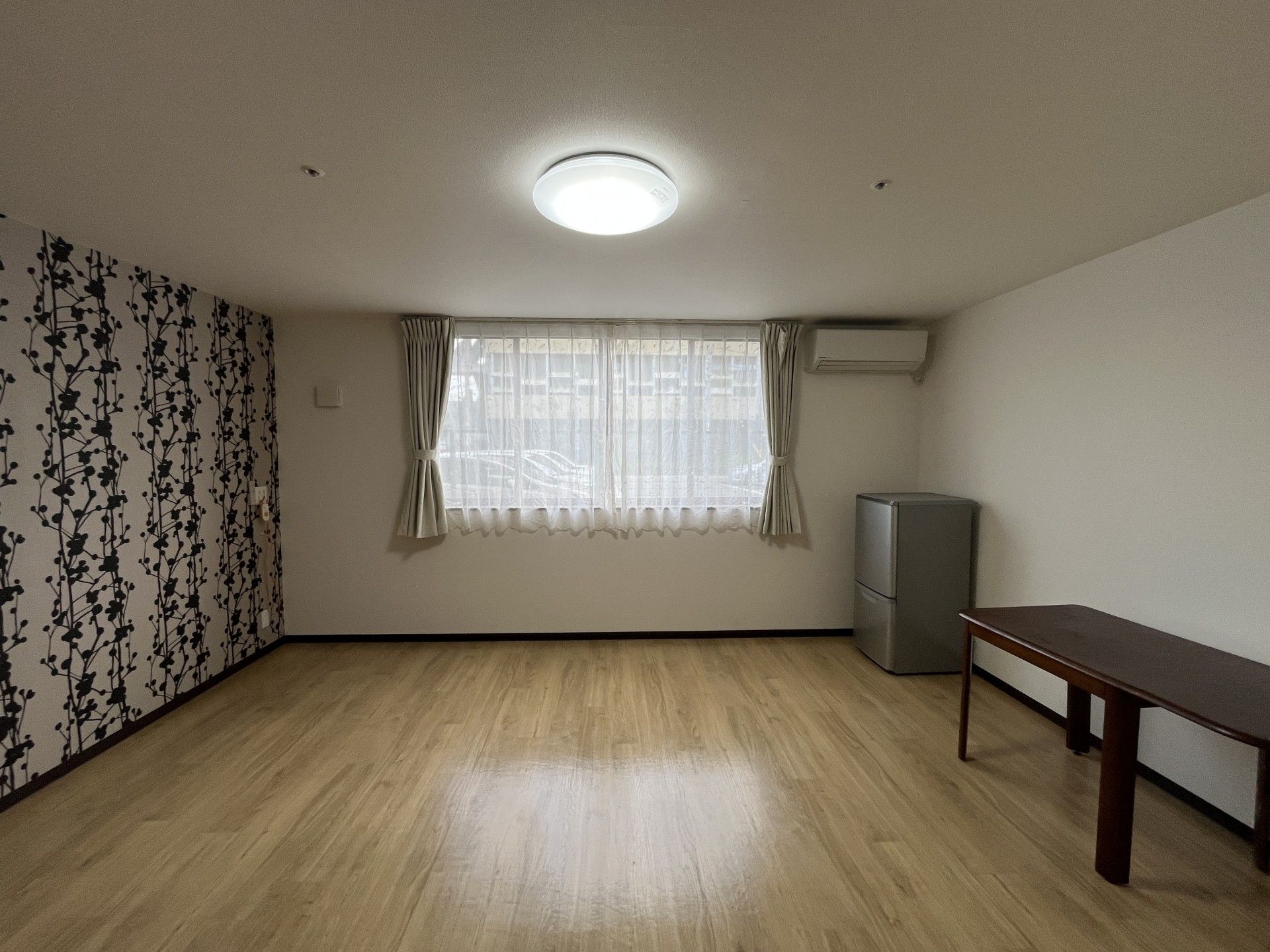 窓際の明るい部屋