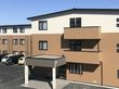広い駐車場の建物外観