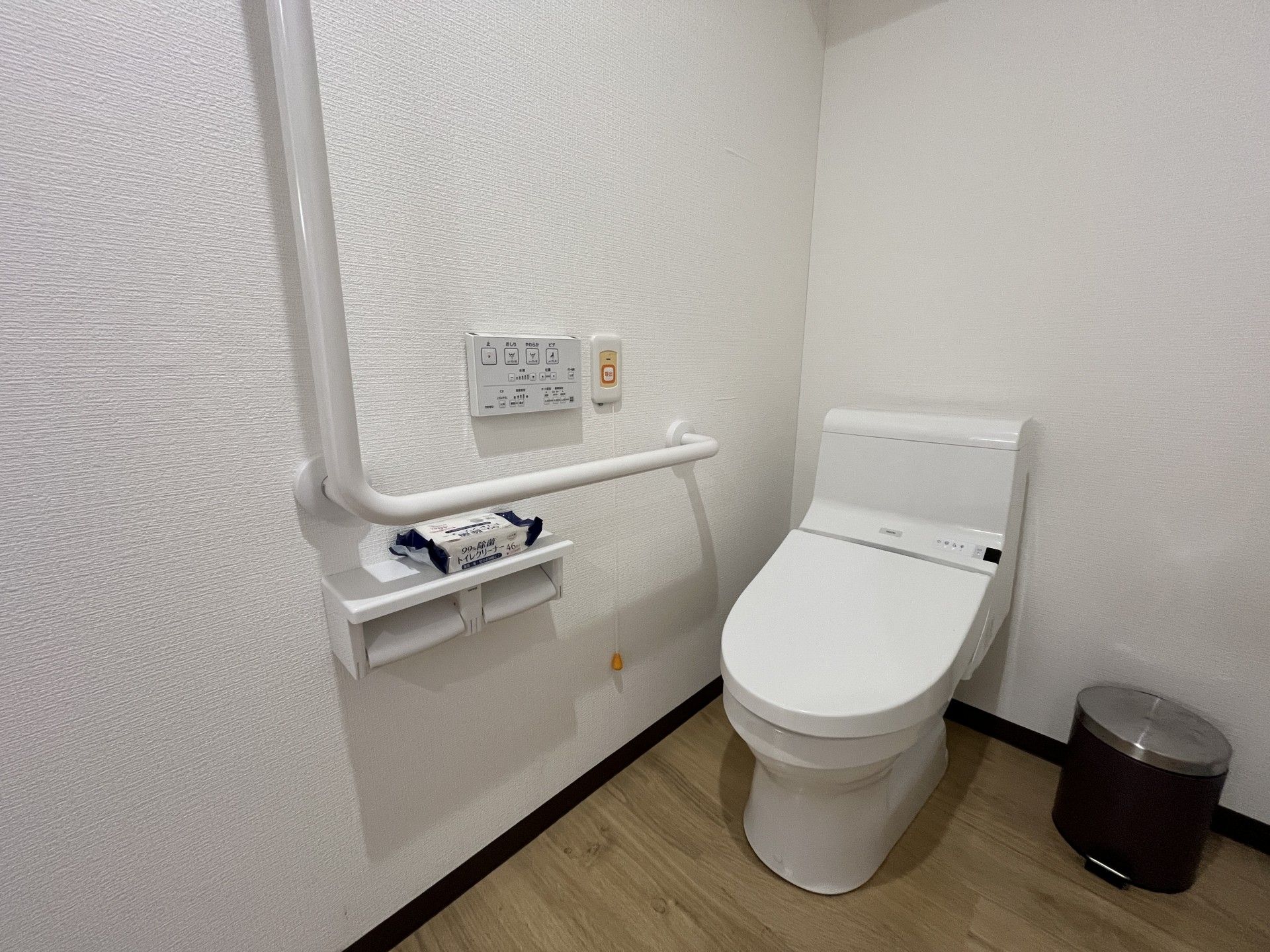 手すり付きのトイレ