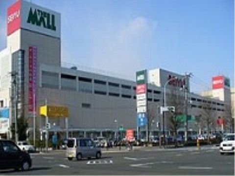 施設の最寄り駅の近くにある大型スーパーである。駐車場も完備のため、多くの物を買っても持ち運びしやすい。