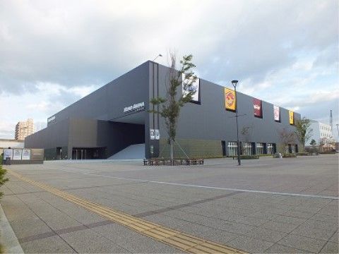 黒くて四角いデザインのアリーナである。建物の前は広いスペースが確保されており、ベンチもあるため休憩することもできる。
