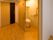 フローリングの部屋の中に、トイレがある。段差のない造りでスムーズに出入りができる。壁には手すりがついている。