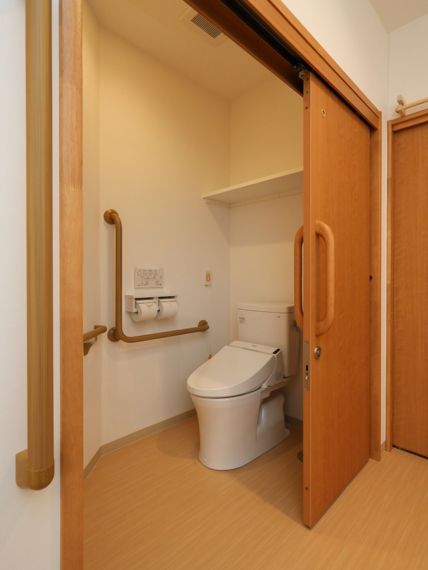 居室に備え付けられているトイレで、温水洗浄機能付き便座が採用されている。中には、ナースコールや手すりが付けられている