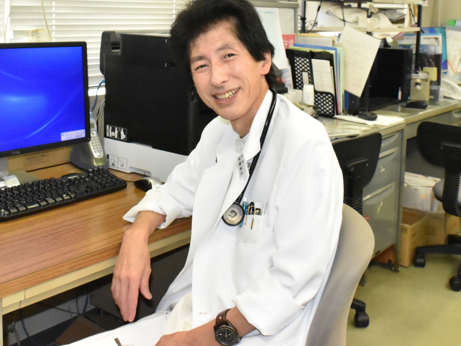すべての壁に手すりがつけられ、シャワーや鏡もある。一人用の浴槽の横にはベンチもある。