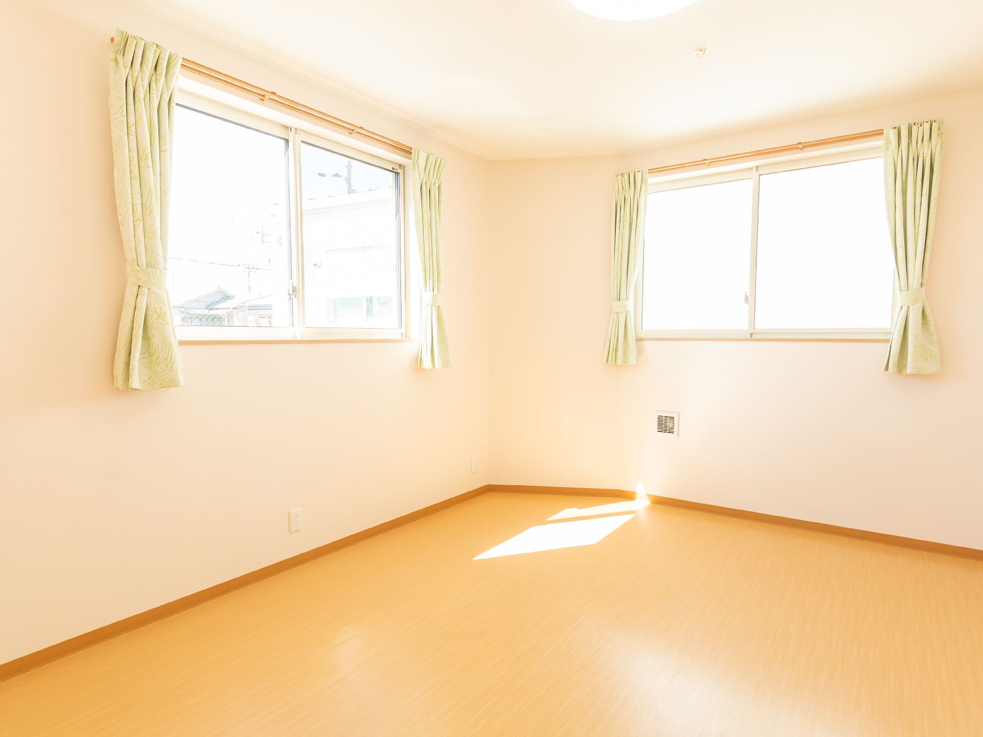 壁２面が窓ガラスの白い壁の部屋