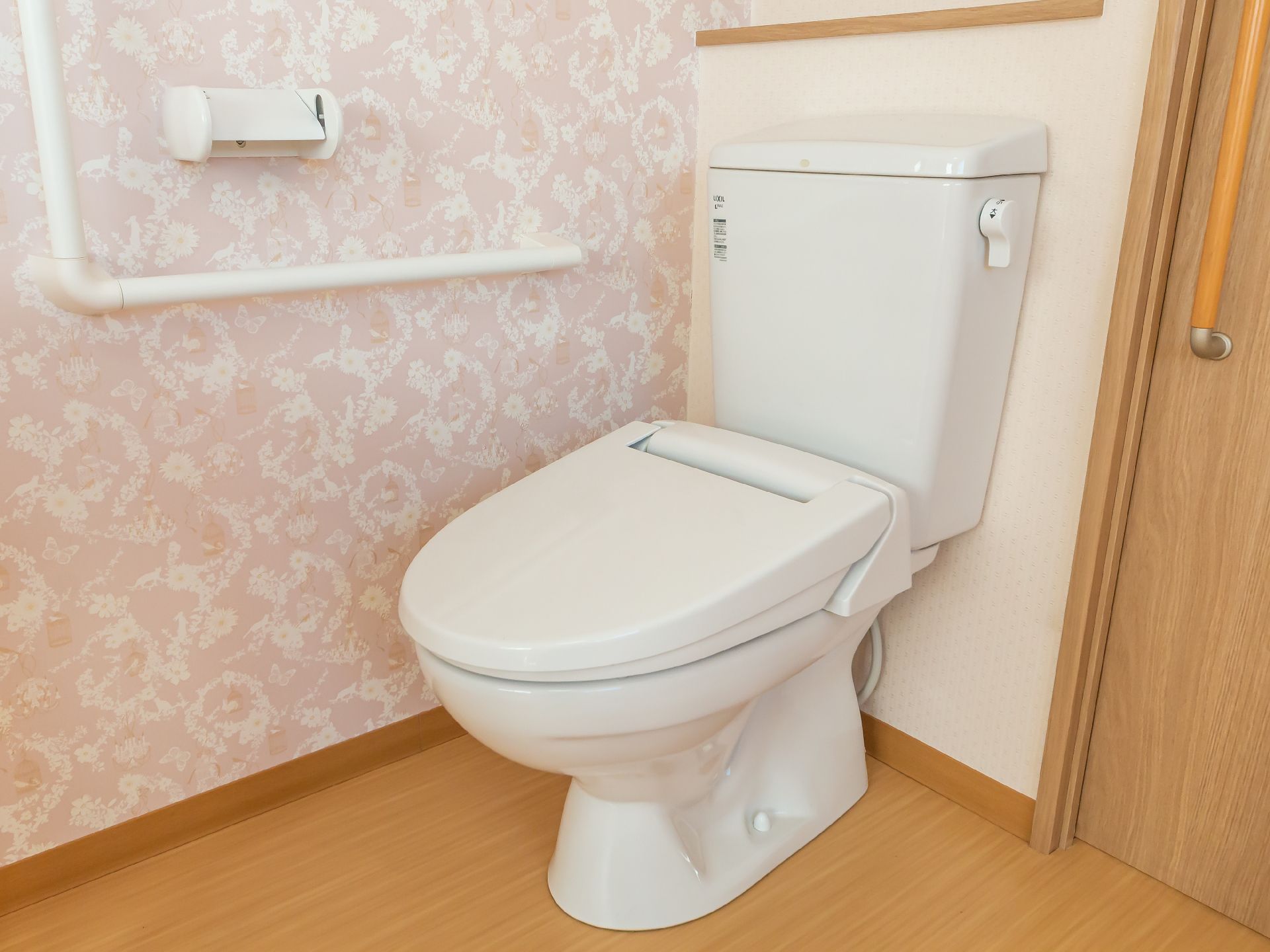 部屋の一角に設けられた白い洋式便器