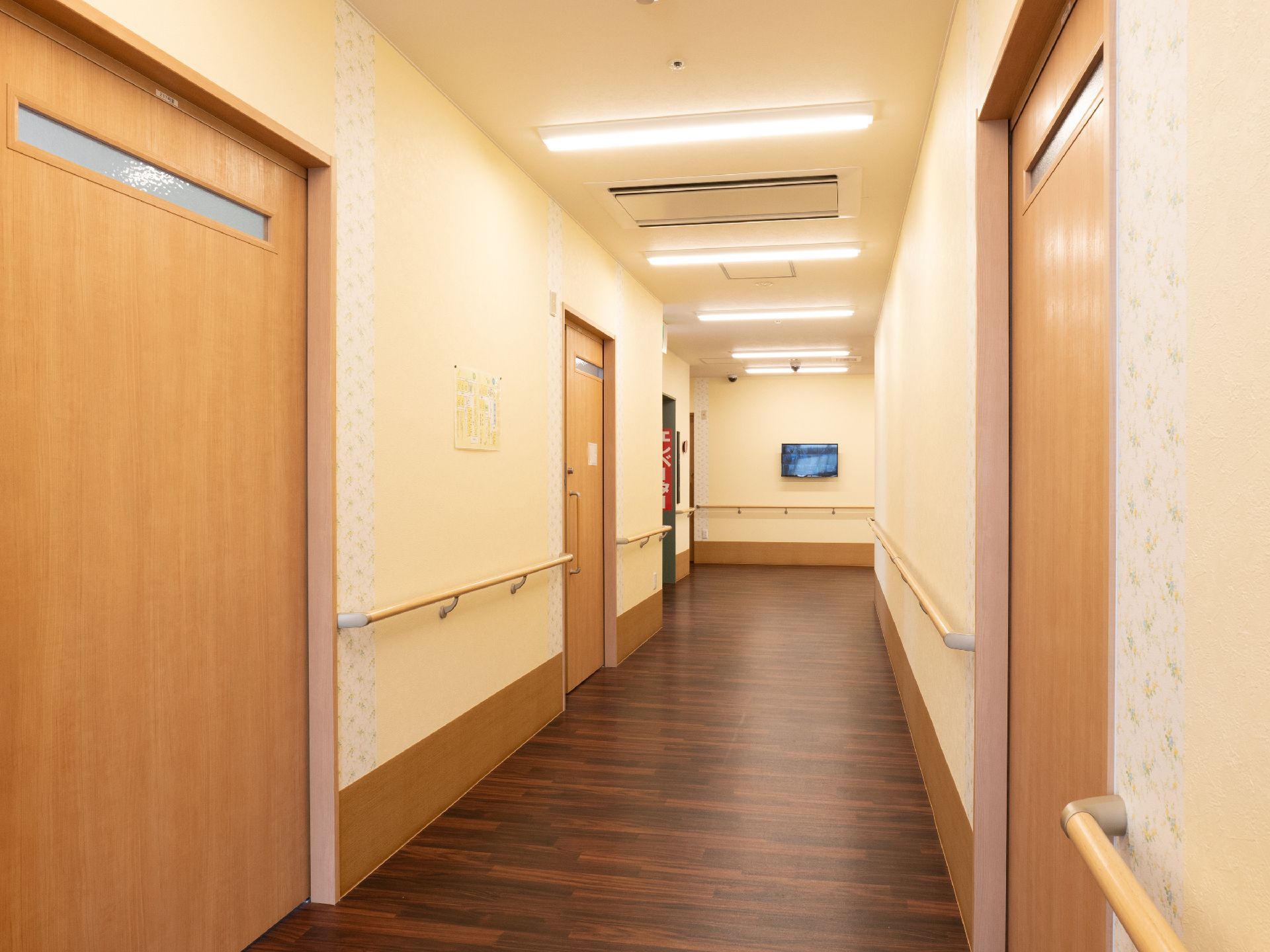 手すりが壁に取り付けられ、床の段差が解消されているバリアフリー化された廊下