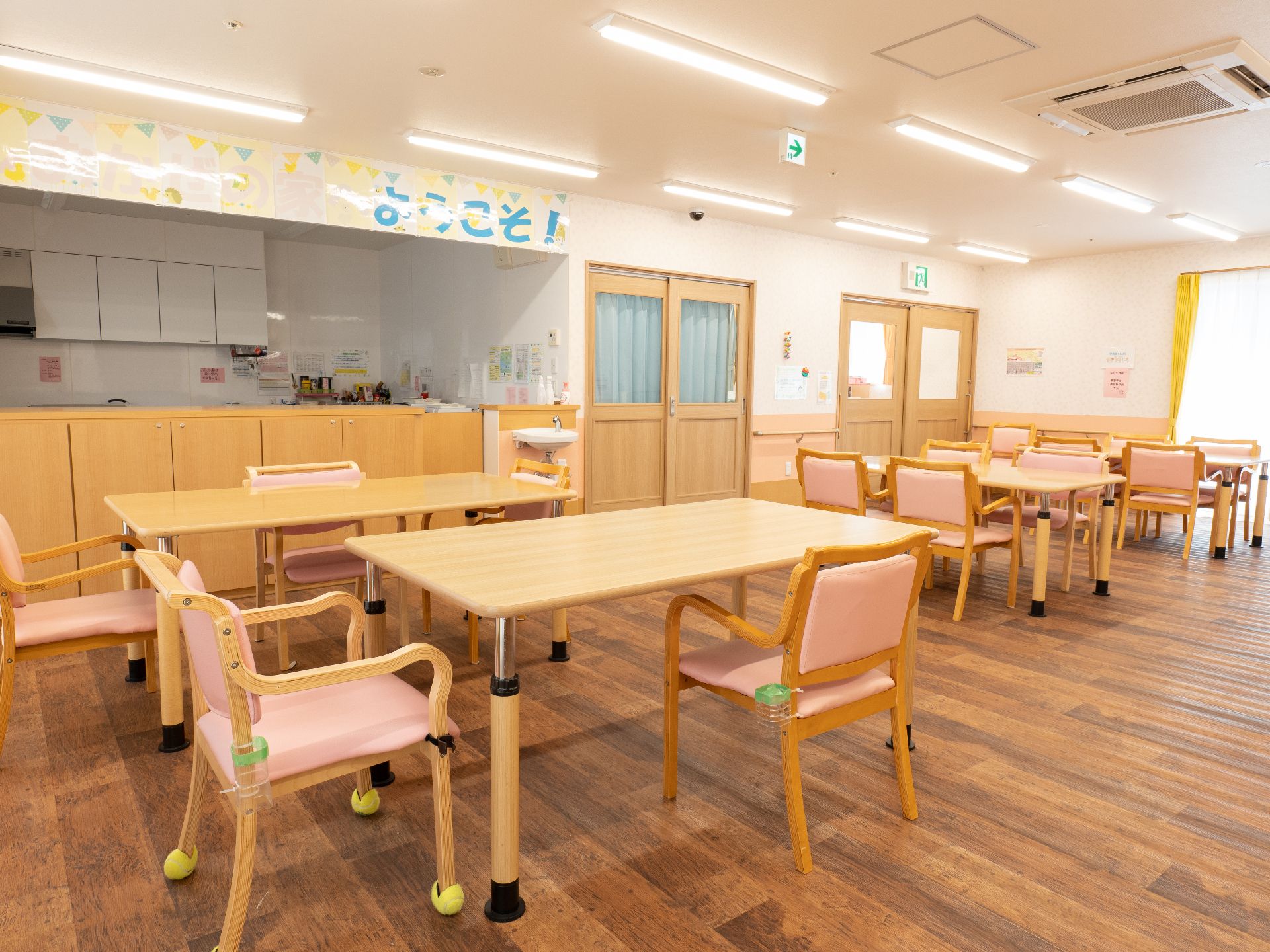 家具の配置にゆとりをもたせた共有スペース