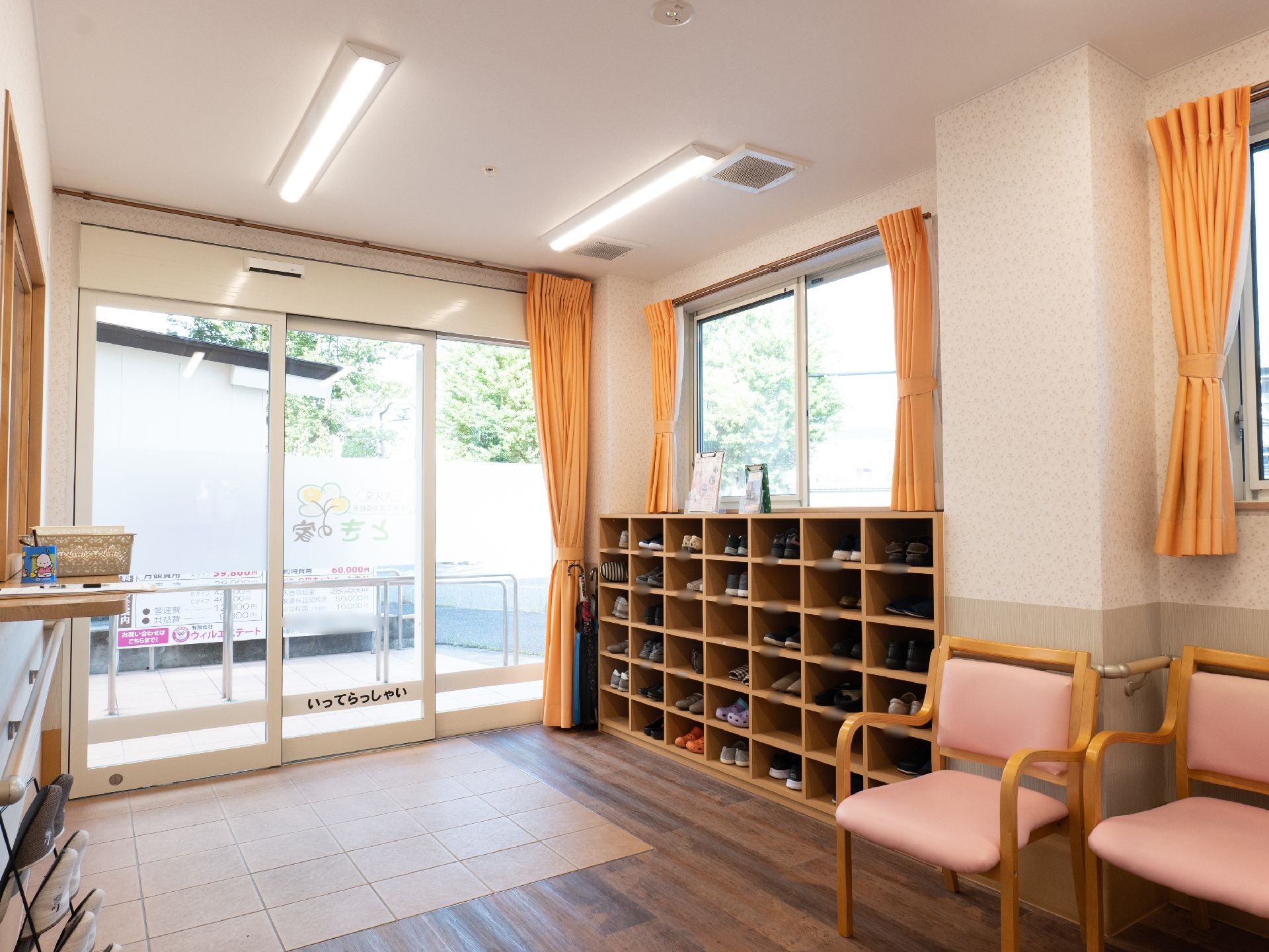 段差が解消され、入居者用の下駄箱が設置されている玄関