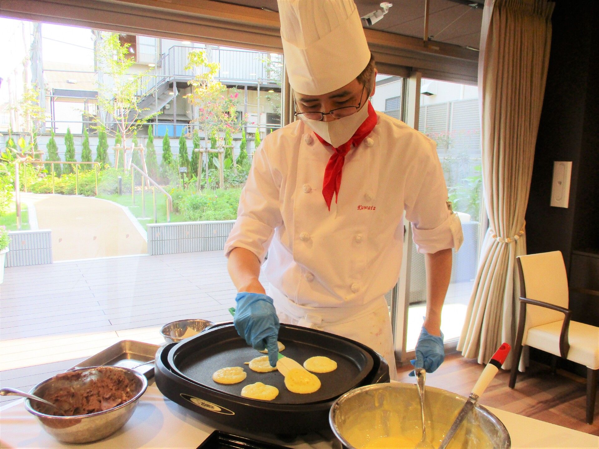 ホットプレートを用いてシェフが目の前で焼き上げるどら焼き