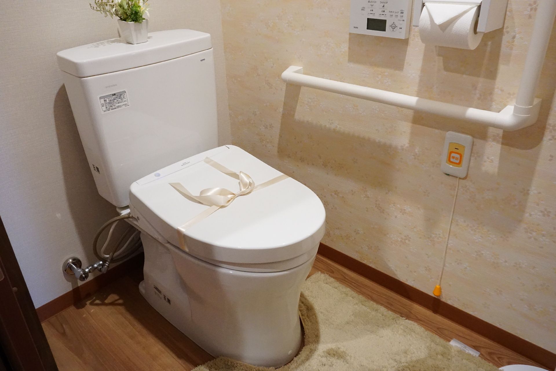 手すりが取り付けられているトイレ
