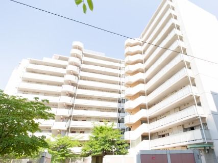 背の高いマンション風の建物の様子。鉄骨造の建物の外観写真