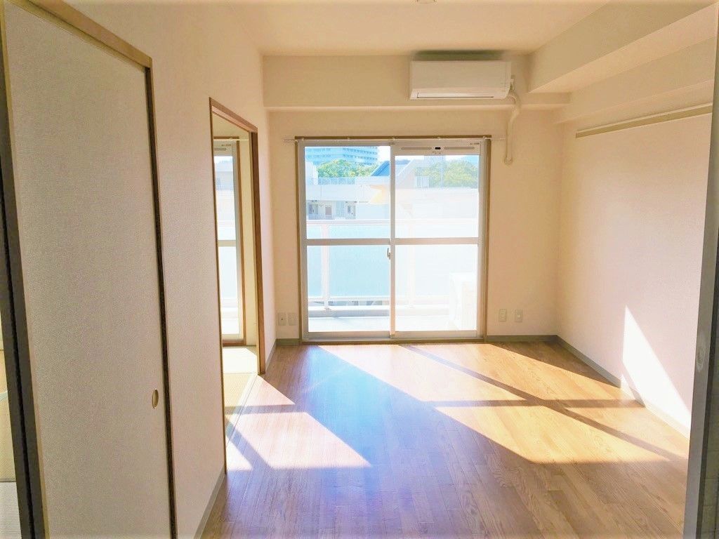 日当たりが良さそうな２部屋タイプの部屋の様子。エアコンがついている施設内の居室の様子