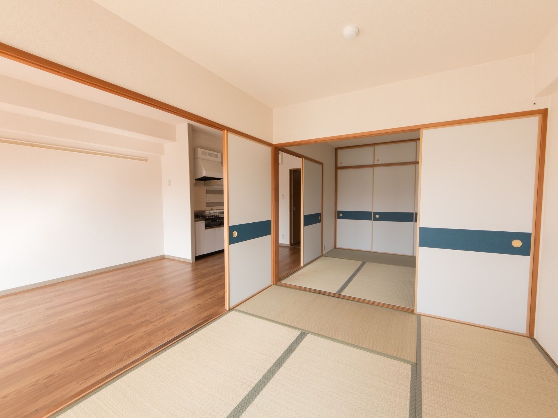 畳敷きの部屋が２つ、ふすまで仕切られて続いている。奥はフローリングの洋室になっており、さらに奥がキッチンになっている。