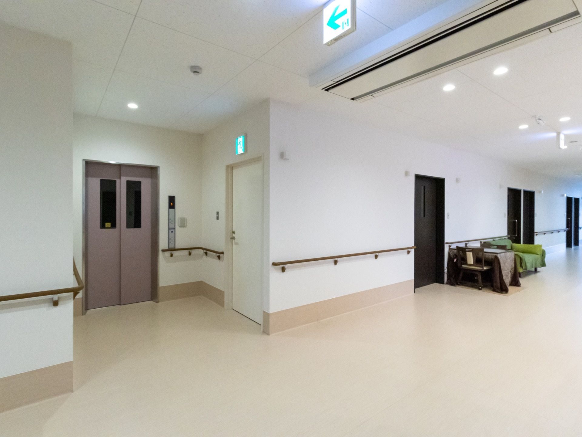 廊下にエレベーターが設置されている。
