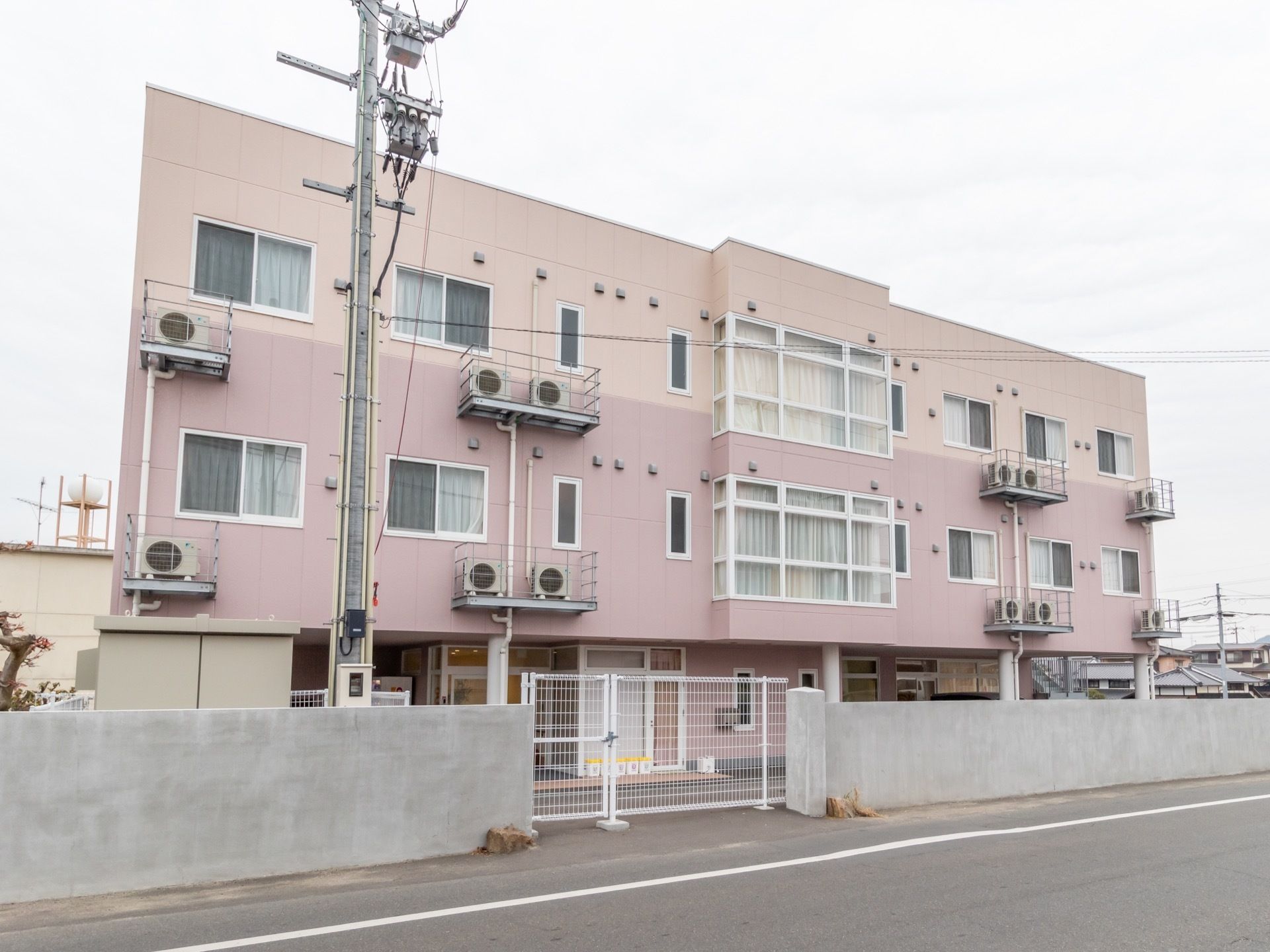 ツートンカラーで3階建ての高齢者施設。