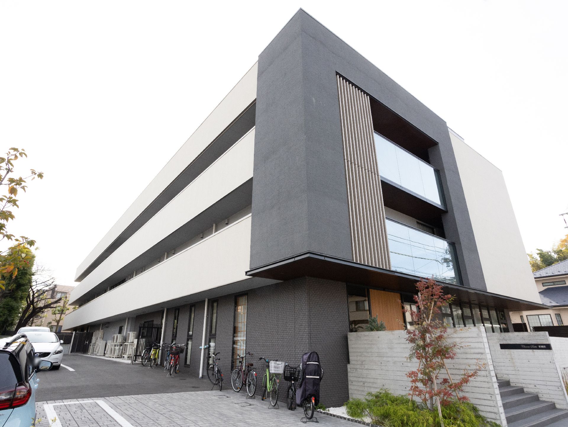 道路から撮影した３階建ての介護施設の外観