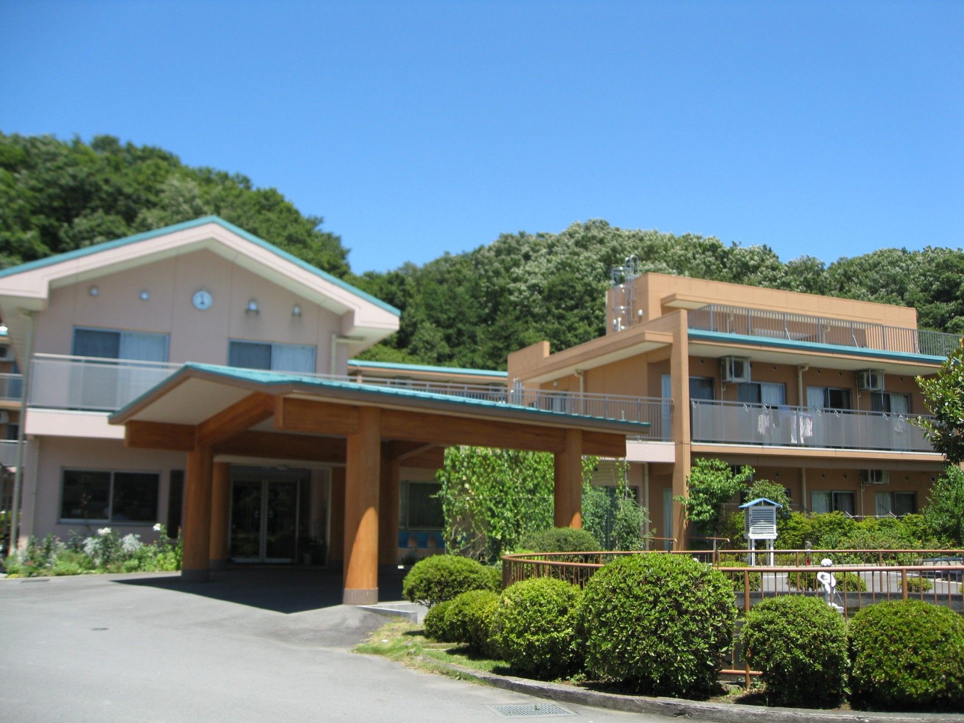 緑に囲まれた建物の外観