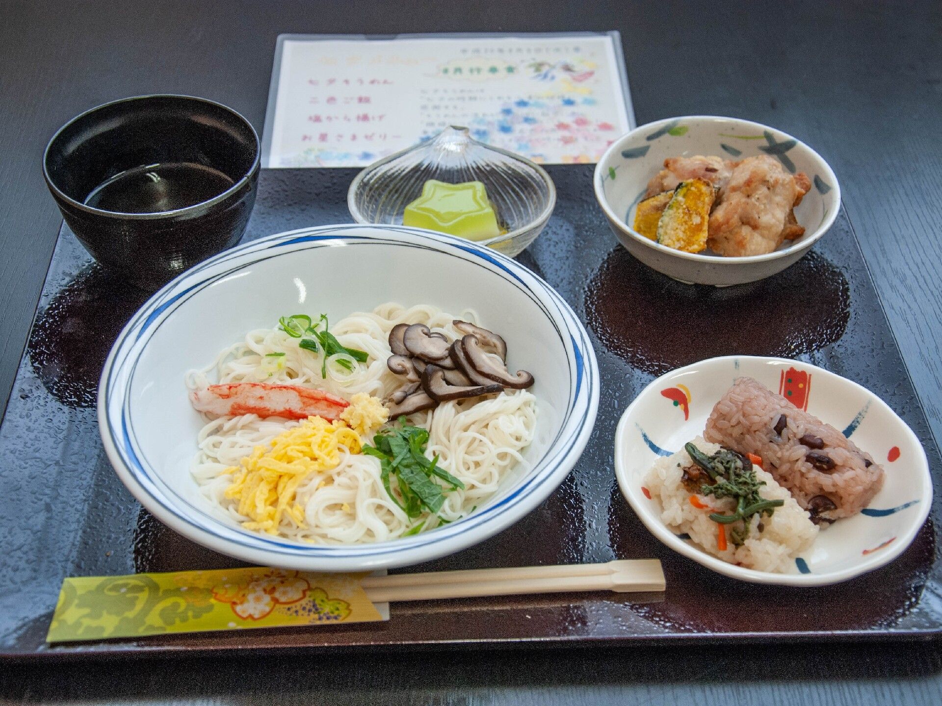 行事会で出される、そうめんと二色ご飯に副菜一品とデザートが付いた定食