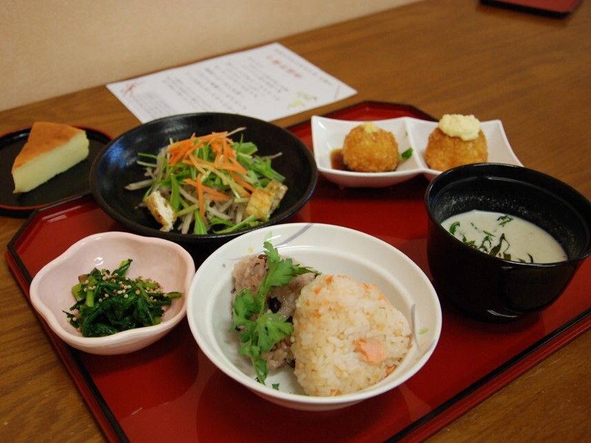 おにぎり2つに主菜、副菜、汁物とチーズケーキが付いた定食