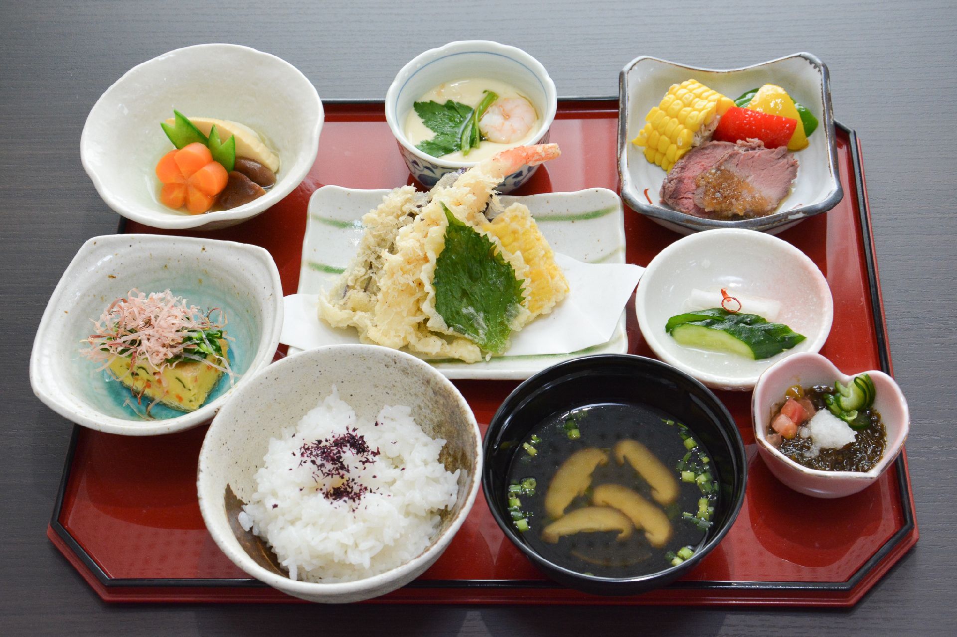 天ぷらの盛り合わせとローストビーフ、茶碗蒸し、野菜の煮物に、ご飯と汁物のセット