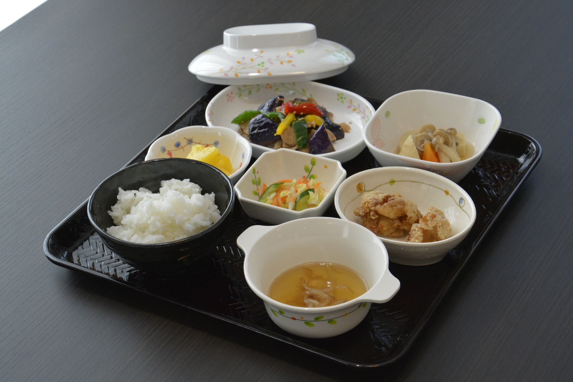 野菜の煮物と茄子の炒め物と鶏の唐揚げが付いた献立