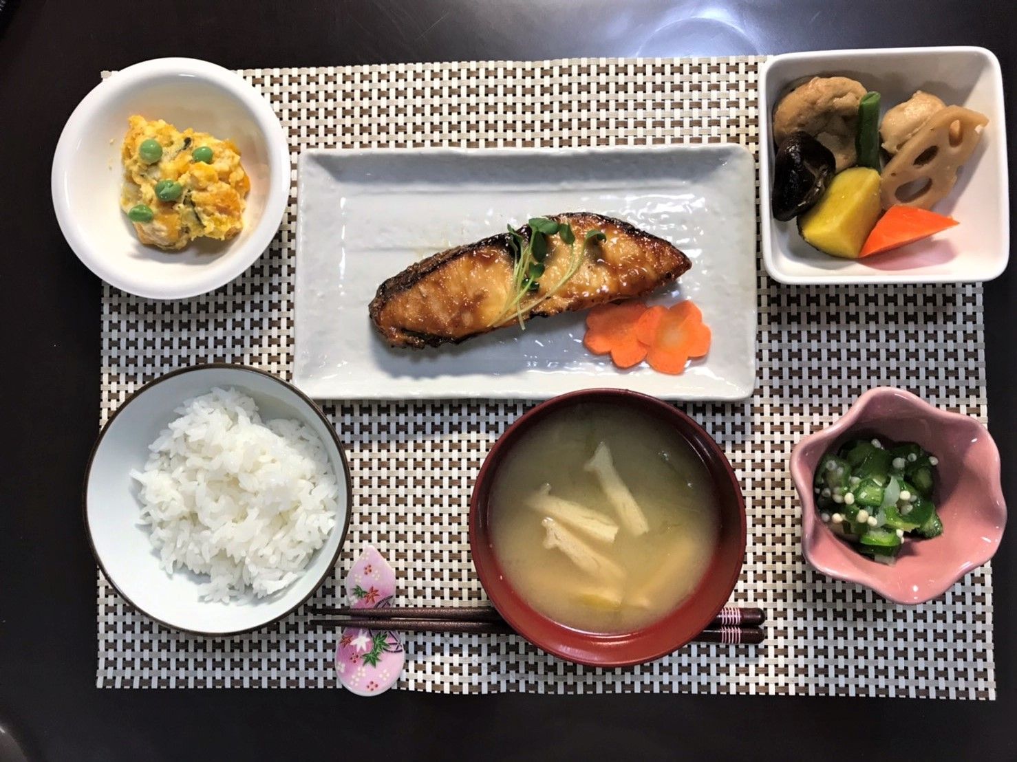 ごはんと魚、煮物、野菜類が整っている施設の食事の様子。食べ応えがある量