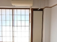 明るく広々とした居室の内部