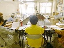 明るいホールでレクリエーションにとりくむ高齢者の様子。施設内で写した写真