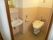 半分ピンクの壁で彩られたトイレの空間