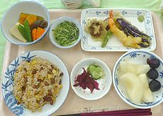 天ぷらの盛り合わせと野菜の煮物、赤飯とフルーツのデザートのセット