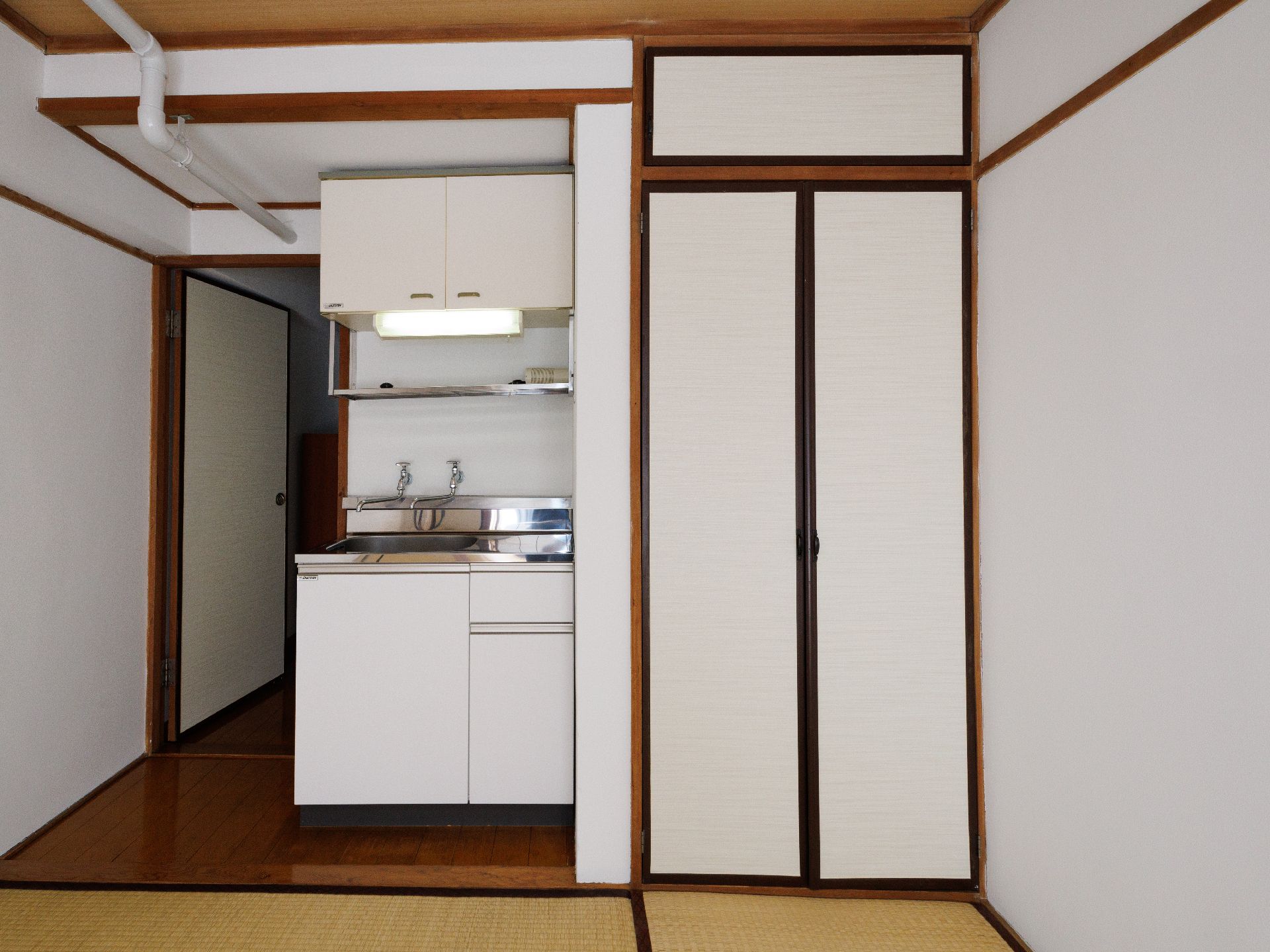 自宅から持ってきた洋服を掛けることができる居室のクローゼット