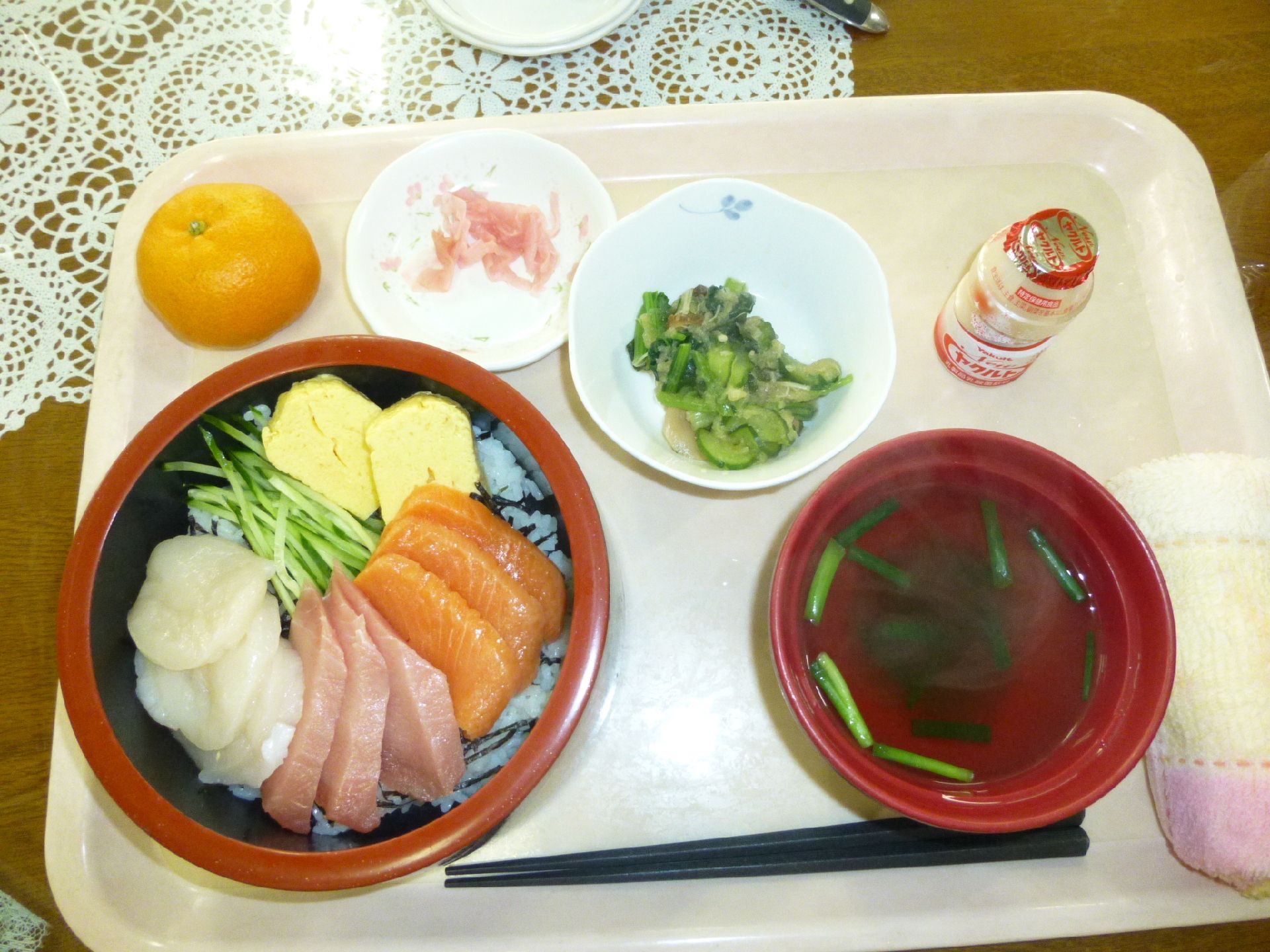 海鮮丼やお吸い物が乗っているトレーの様子。施設内のメニュー例