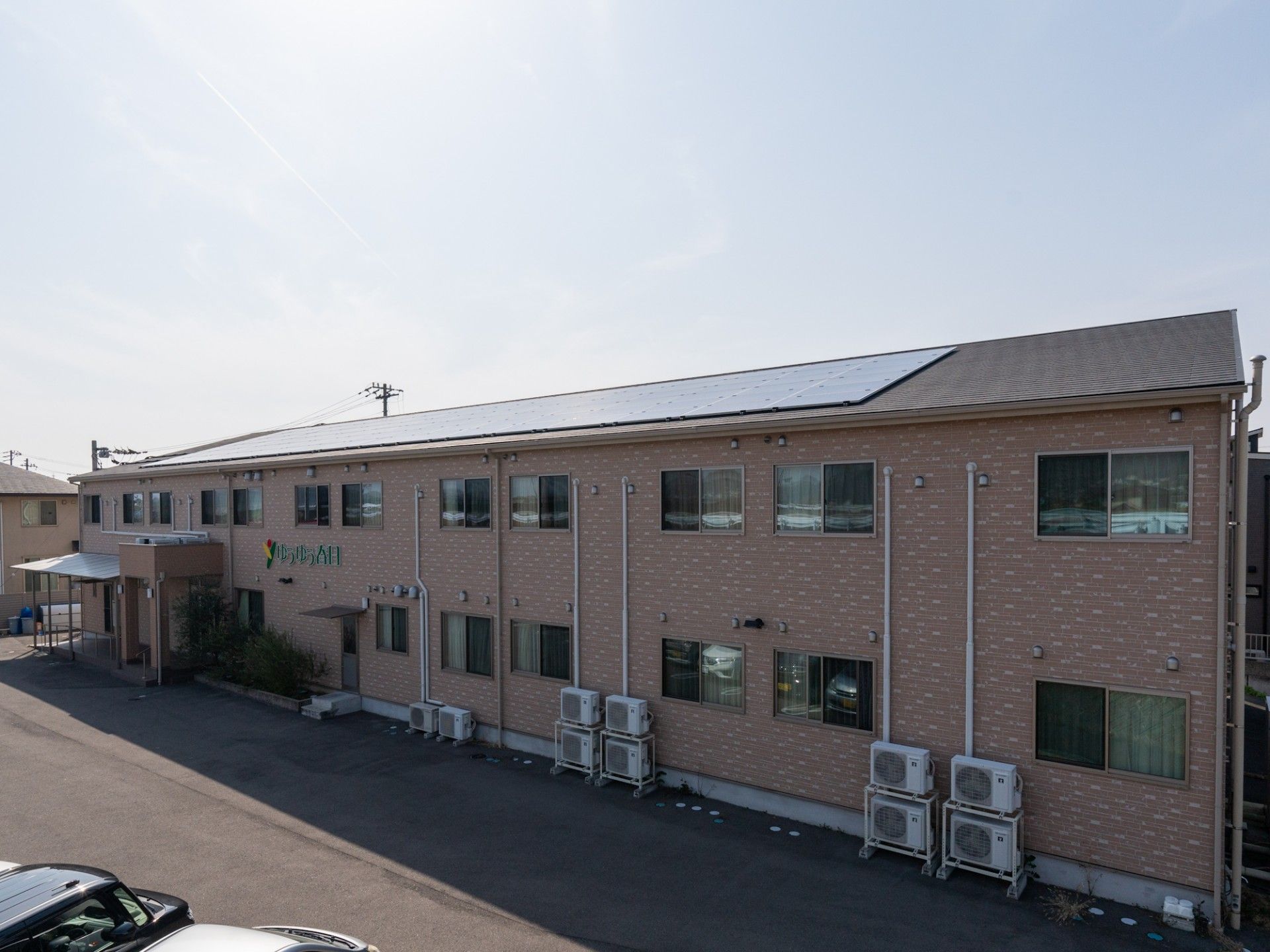 ゆったりとした外観の建物