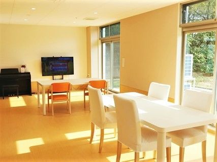 日当たりの良いリビングルームの様子。テレビや椅子、テーブルが置いてあるスペース