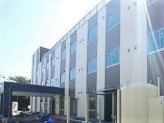「ぷくぷくななお」という看板が掲げられている施設入りぶちの雨除け用のひさしと外観