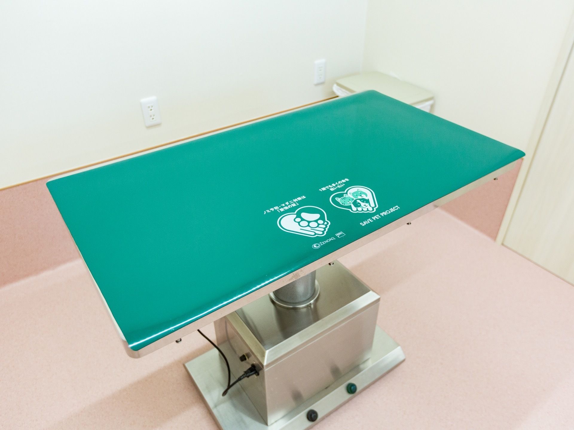 白を基調とした、清潔感がある部屋である。診察台が用意されており、部屋の隅にはゴミ箱が設置されている。