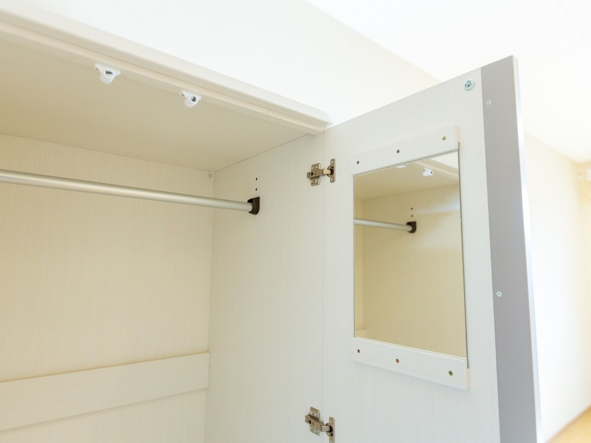 個室の部屋には白いクローゼットが用意されている。ハンガーパイプが取り付けられており、洋服を収納できる。