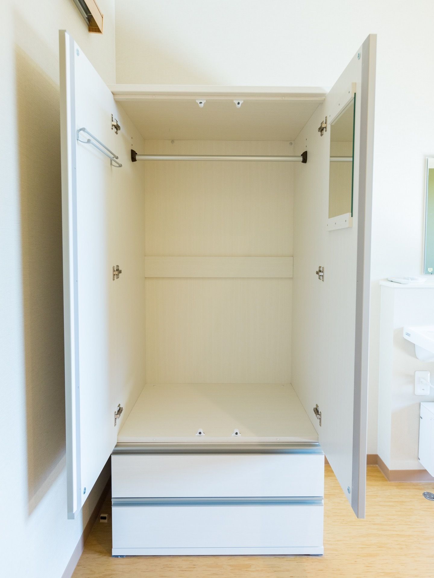 個室の部屋にクローゼットが用意されている。下段には引出しが設置されており、上段にはハンガーパイプが付けられている。
