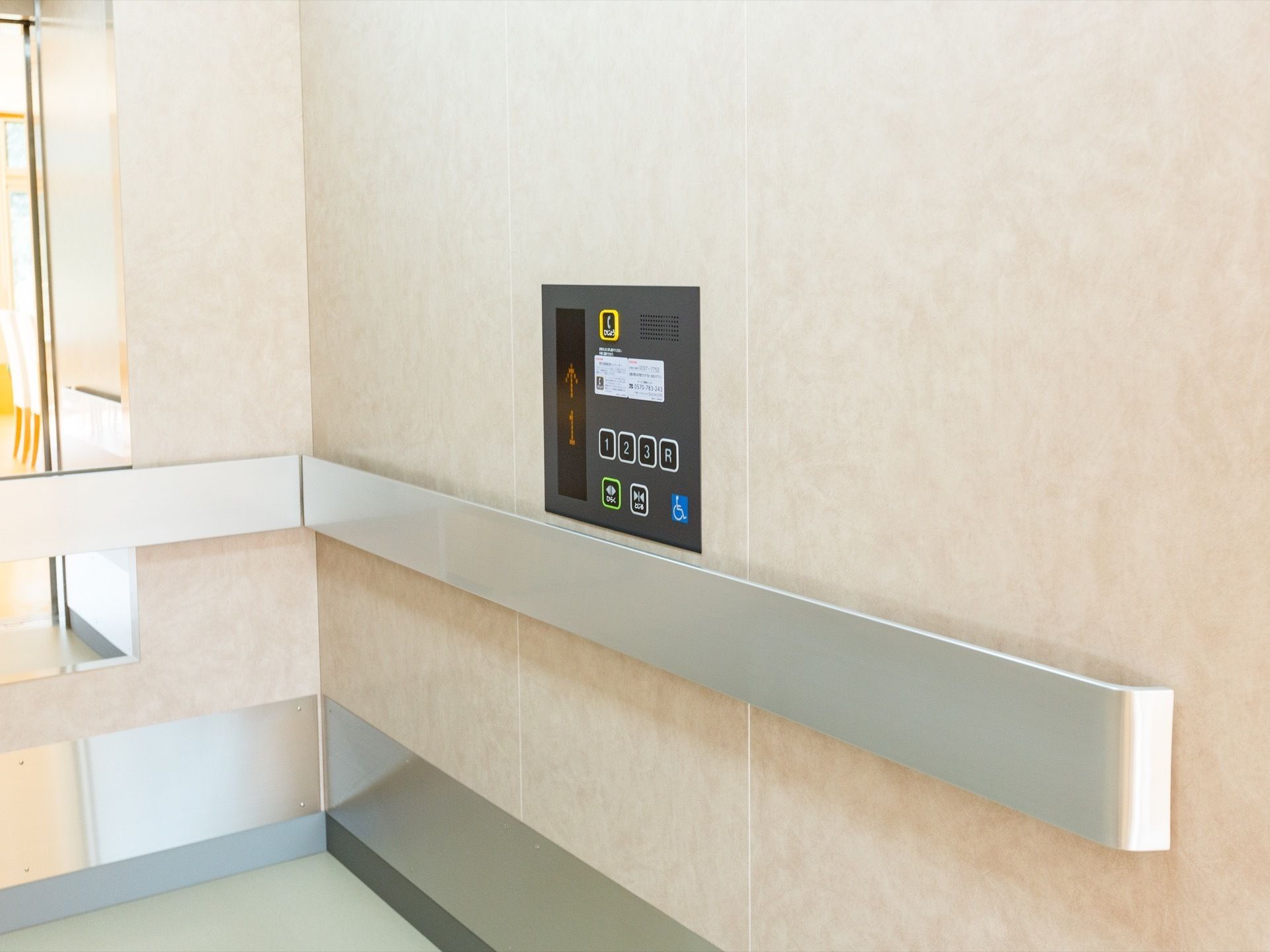 奥行きのあるエレベーターが１基設置されている。エレベーター内には鏡が取り付けられており、手すりが備わっている。