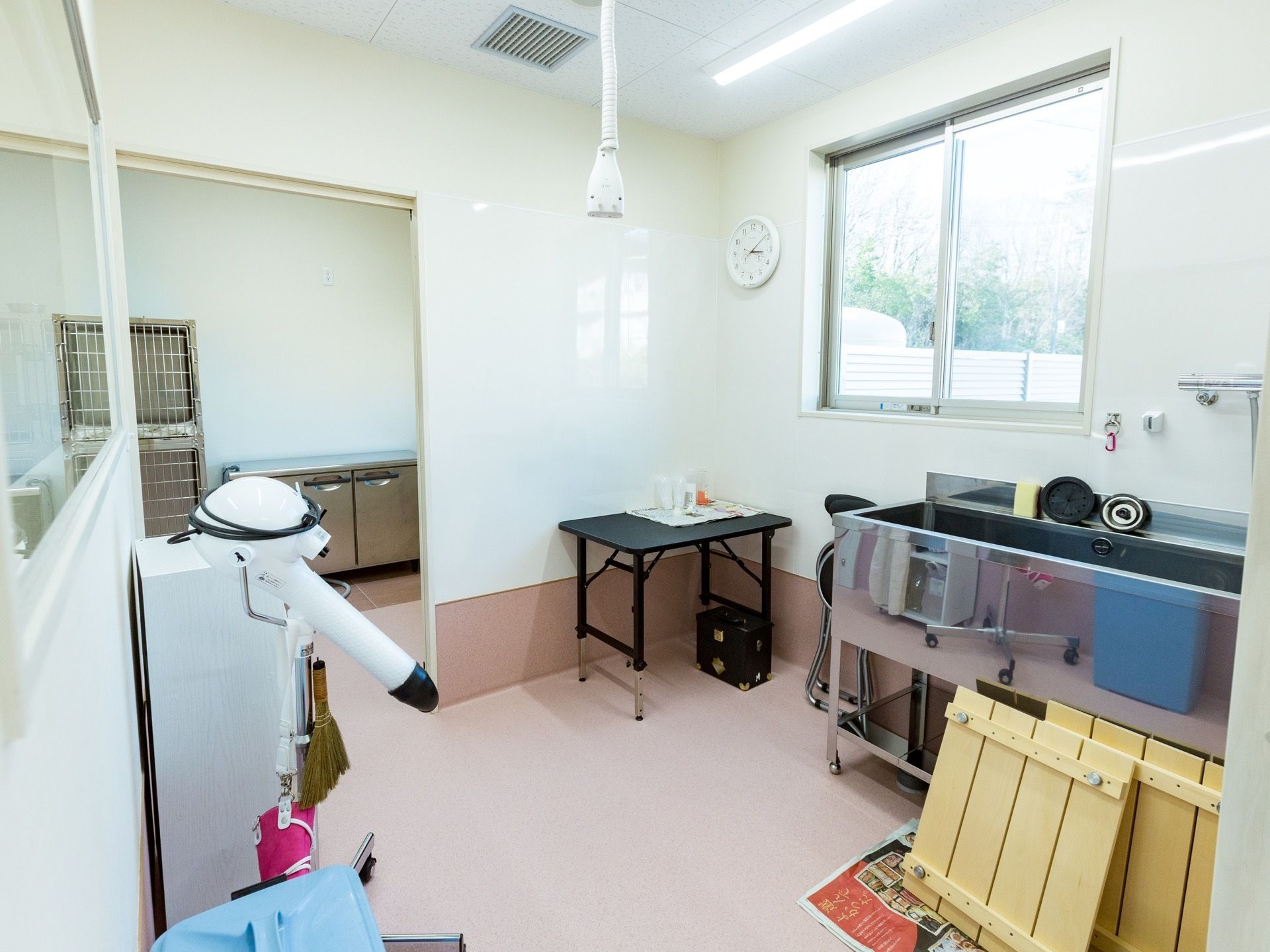 部屋には流し台が設置されており、すのこが置かれている。ドライヤーが用意されている。折りたたみの椅子もある。