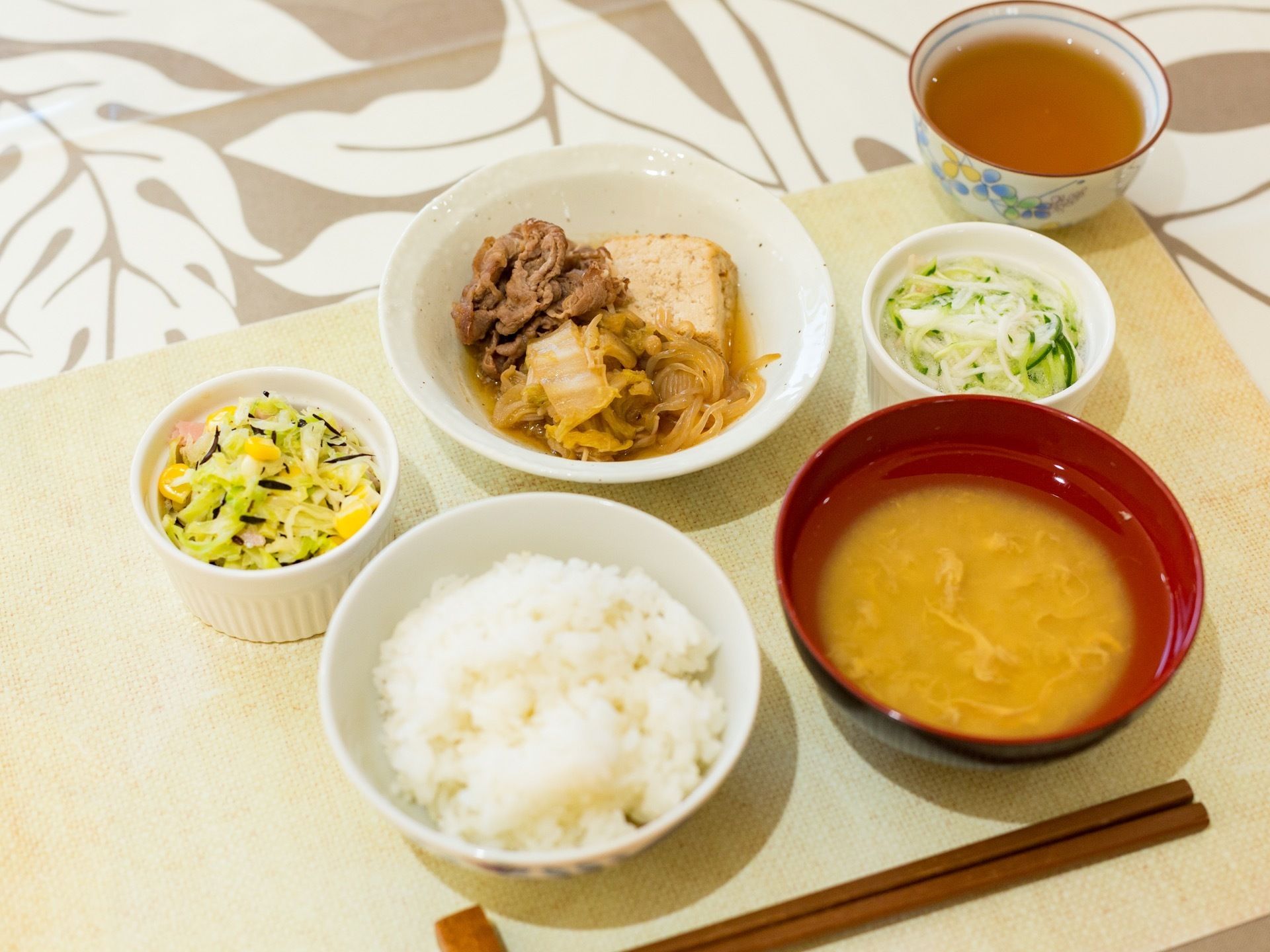 この日のメニューは肉豆腐、副菜、味噌汁、ごはんである。彩りのバランスも良く、栄養バランスにも優れている。