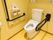 トイレ内はイエローで統一されている。壁には手すり、温水洗浄便座がスッキリとまとまっている。