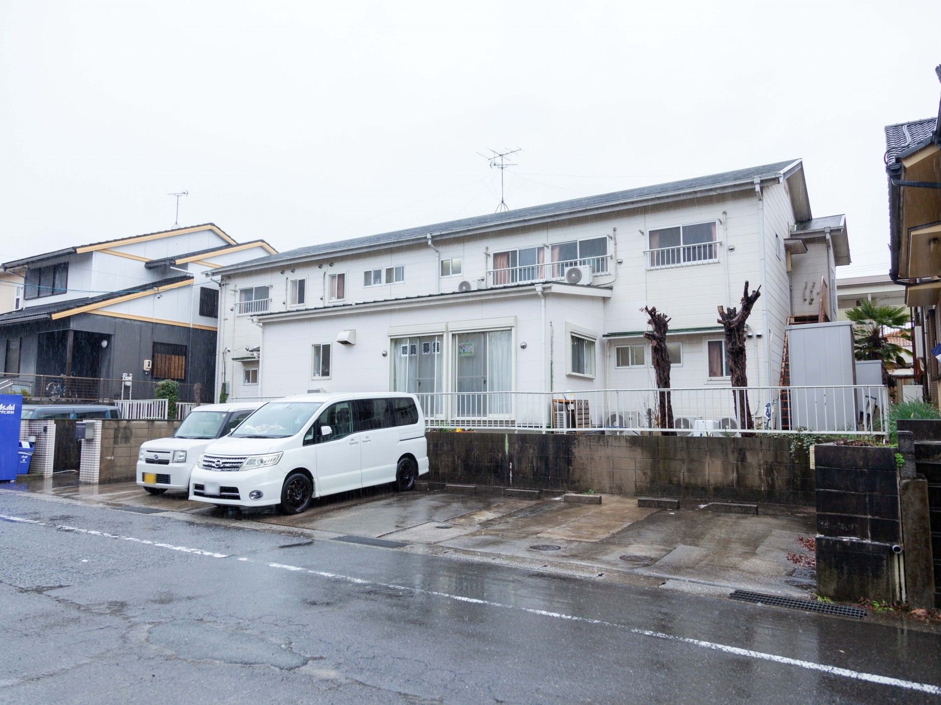白い建物の外観