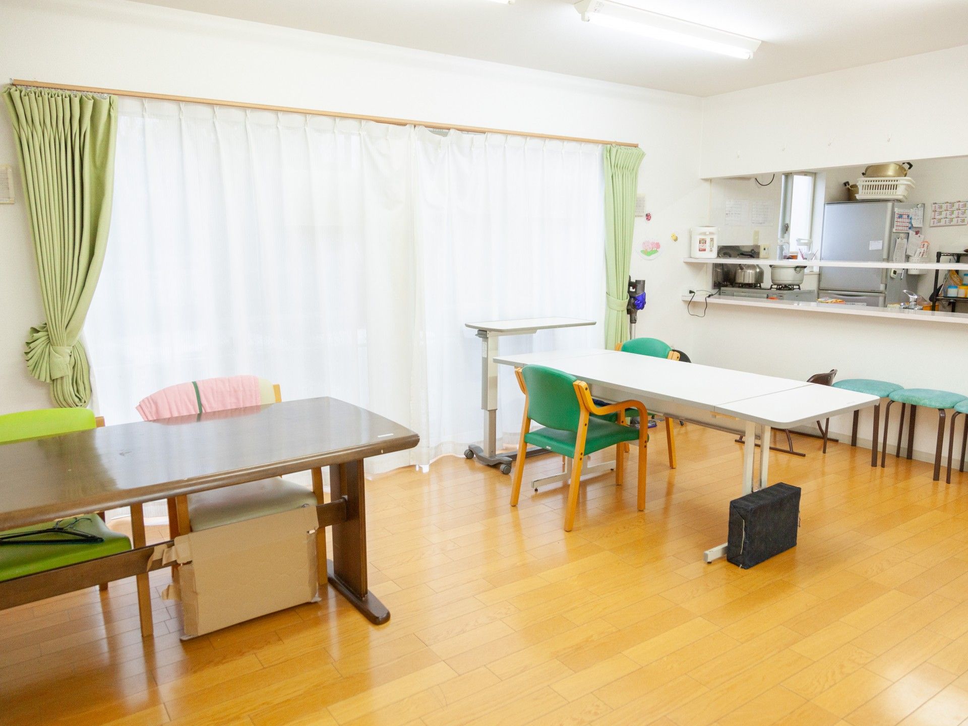共有スペースの明るい部屋